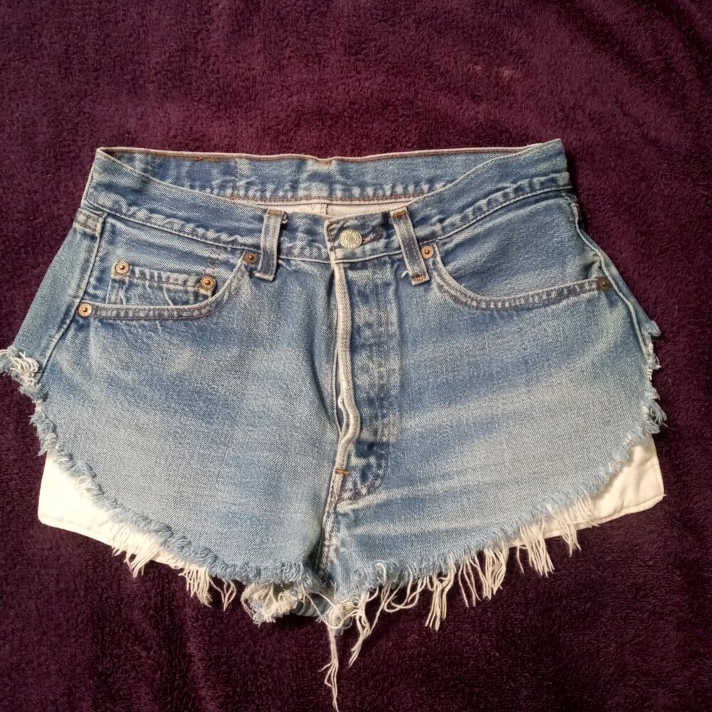Levis Cut-off Booty Shorts